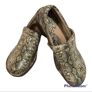 b.ø.c. B.O.C. Women's Snake Print Clogs size 10